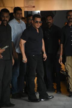 Sohail Khan Birthday Bash: सोहेल खान के बर्थडे पर जमा हुआ खान परिवार, देखते बना सलमान का स्वैग, हाथ जोड़कर दिए पोज