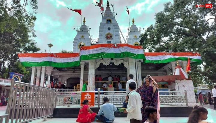 मध्यप्रदेश के इंदौर में गणेश जी के खजराना मंदिर की विशेष मान्यता है. दरअसल यहां भक्त मंदिर में उल्टा स्वास्तिक बनाते हैं. इसी वजह से मंदिर की ये प्राचीन और प्रसिद्ध परंपरा देश-विदेश के भक्तों को आकर्षित करती है.