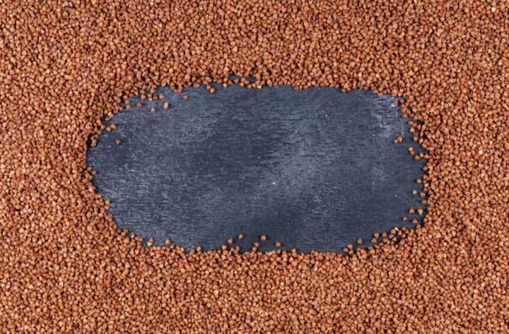 टेरेस पर रागी उगाने के लिए हल्की दोमट मिट्टी सबसे अच्छी होती है मिट्टी में थोड़ी कम्पोस्ट या जैविक खाद मिलाकर उसे उपजाऊ बना लें गमले या ट्रे में मिट्टी भरें और हल्का पानी दें रागी के बीज 6–8 घंटे भिगोकर अंकुरित करें और 1–2 सेंटीमीटर गहराई में बो दें.