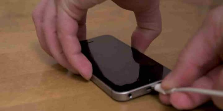 अनयूज़्ड ऐप्स हटाना, बिना जरूरत हॉटस्पॉट न चलाना और हाई ब्राइटनेस के साथ लगातार गेमिंग से बचना जैसी छोटी आदतें भी बैटरी लाइफ पर बड़ा असर डालती हैं. अगर फिर भी बैटरी तेजी से गिर रही है तो संभव है कि बैटरी पुरानी हो चुकी हो. ऐसे में बैटरी हेल्थ चेक कराना ही सबसे बेहतर विकल्प होता है.