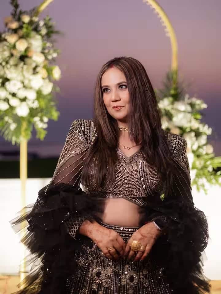 अभिनेत्री रूपल त्यागी इन दिनों अपनी शादी के रिसेप्शन लुक को लेकर चर्चा में हैं। रिसेप्शन में उन्होंने पारंपरिक और आधुनिक शैली का बेहतरीन मेल दिखाया। लहंगा और जूतों के साथ-साथ बालों में सिंदूर लगाकर रूपल ने एक अनोखा अंदाज पेश किया, जिसने सोशल मीडिया पर प्रशंसकों का ध्यान आकर्षित किया।