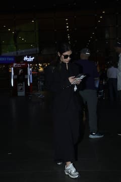 ऑल ब्लैक लुक में एयरपोर्ट पर दिखा मौनी रॉय का स्टाइलिश अंदाज, एक्ट्रेस की इन तस्वीरों पर फिदा ना हो जाएं तो कहना