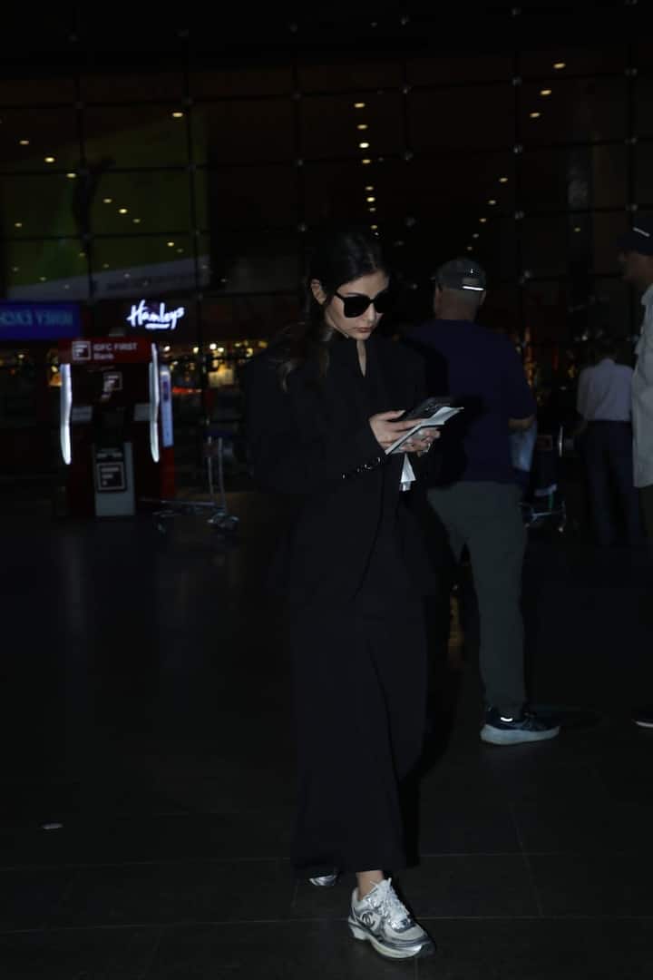 मौनी ने ब्लैक ट्राउजर के साथ ब्लैक शर्ट और उसके साथ ब्लैक ही जैकेट पहनी थी.