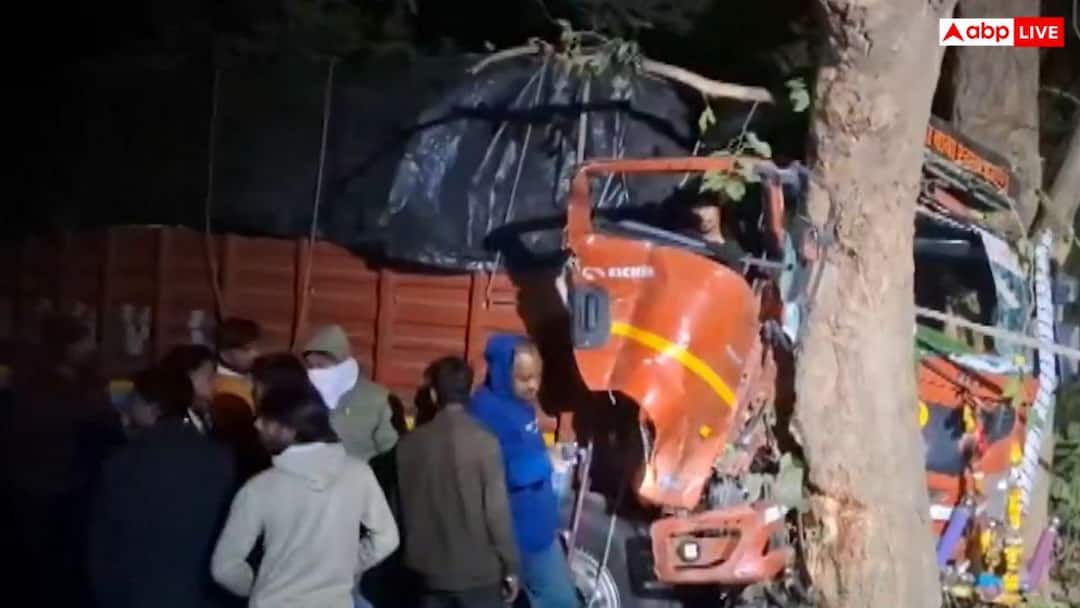 यूपी के संभल में ट्रक ने बाइक को रौंदा, दर्दनाक हादसे में एक ही परिवार के 4 लोगों की मौत sambhal road accident truck and bike four killed on agra moradabad national highway यूपी के संभल में ट्रक ने बाइक को रौंदा, दर्दनाक हादसे में एक ही परिवार के 4 लोगों की मौत