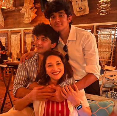 మాధురి పెద్ద కుమారుడు ఆరిన్ 2003లో జన్మించారు. రయాన్ 2005లో జన్మించారు.