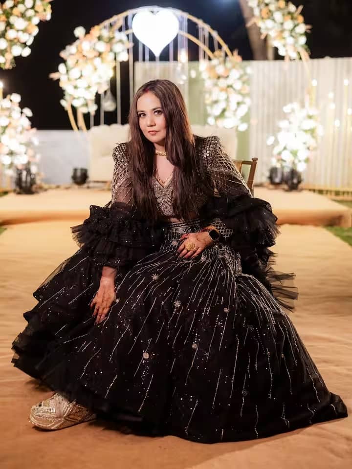 टीवी शो 'सपने सुहाने लड़केपन के' से लोकप्रियता हासिल करने वाली अभिनेत्री रूपल त्यागी इन दिनों अपनी शादी के रिसेप्शन के लुक को लेकर चर्चा में हैं।