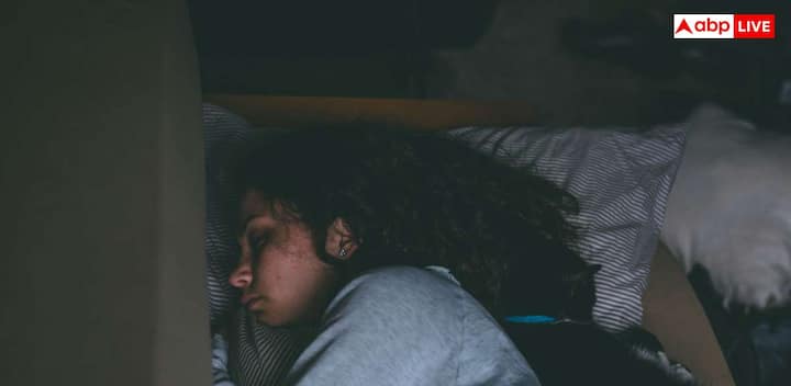 आप दिन में उन यादों को नजरअंदाज भी कर देते हैं, लेकिन रात होते ही हमारा दिमाग सपनों के माध्यम से उन लोगों को सामने लाता है. क्योंकि रात के समय हमारा मन एकदम शांत होता है और दबे हुए विचार आसानी से बाहर आने लगते हैं.