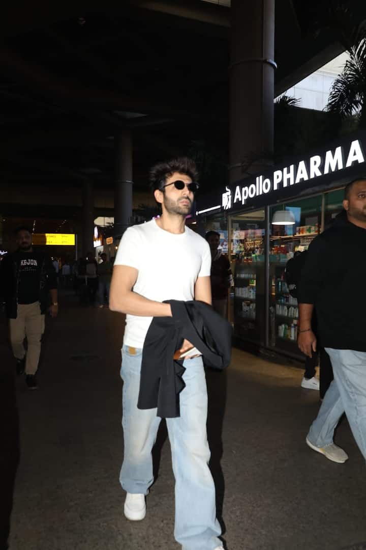 एक्टर कार्तिक आर्यन आज मुंबई एयरपोर्ट पर स्पॉट हुए. इस दौरान उन्होंने अपने लुक से सबका ध्यान खींचा.