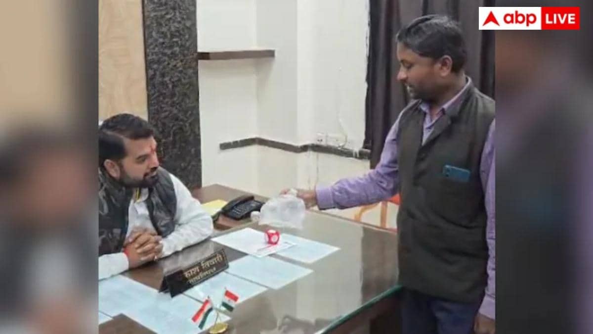 डेंगू का डर इतना कि मच्छर पकड़कर नगर निगम ऑफिस पहुंच गया युवक, अफसर भी रह गए हैरान- यूजर्स ने लिए मजे