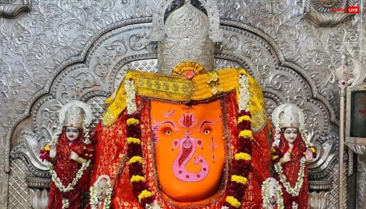 खजराना मंदिर भक्ति मनोकामना पूर्ति के लिए अनोखा तरीका अपनाते हैं, यहां गणेशजी के मंदिर के पीछे दीवार पर लोग उल्टा स्वस्तिक चिह्न बनाते हैं. कहते हैं कि इससे कठिन कार्य भी सिद्ध हो जाते हैं. अड़चने दूर होती है.