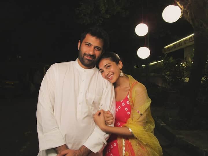 अर्चना पूरन सिंह के बेटे आर्यमन सेठी एक्ट्रेस योगिता बिहानी को डेट कर रहे हैं. कुछ समय पहले ही उन्होंने अपने रिलेशनशिप को पब्लिकली किया.