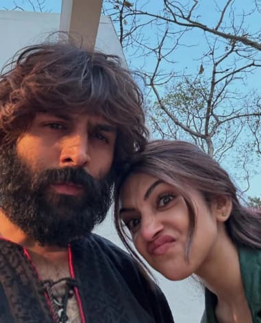 कार्तिक आर्यन के इंटेंस चार्म और श्रीलीला की एनर्जी वाली ये जोड़ी, न सिर्फ मास ऑडियंस के लिए बनी हाई-एनर्जी जोड़ी है, बल्कि म्यूजिकल और विजुअल ट्रीट को ब्लॉकबस्टर बनाने का दम भी रखती है.दोनों जल्द अनुराग बसु की फिल्म तू मेरी जिन्दगी है में नजर आने वाले हैं.