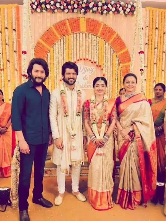 Rashmika Mandanna Vijay Deverakonda Wedding Photos Viral: रश्मिका मंदाना, विजय देवरकोंडाचं लग्न लागलं; महेश बाबू, प्रभास होते वऱ्हाडी, व्हायरल फोटो खरे की खोटे?