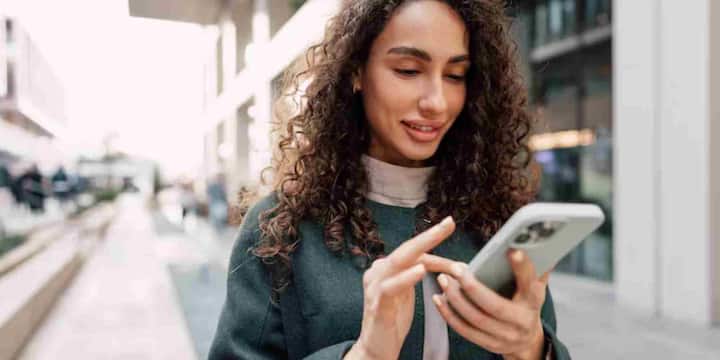 इसी समस्या को देखते हुए आजकल डिजिटल डिटॉक्स की बात होने लगी है. इसका मतलब यह नहीं है कि आपको टेक्नोलॉजी से पूरी तरह दूरी बना लेनी है बल्कि जरूरत है संतुलन की. सही तरीके से फोन का इस्तेमाल करके भी इस लत को काफी हद तक कम किया जा सकता है. कुछ छोटे-छोटे बदलाव अपनाने से ही इसका असर शुरुआती 72 घंटों में महसूस होने लगता है.