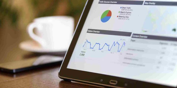 TRAI एक्ट 1997 के तहत ट्राई एक स्वतंत्र संस्था के रूप में काम करती है जो देश में टेलीकॉम सेक्टर को संतुलित रखने का जिम्मा संभालती है. मौजूदा व्यवस्था में ज्यादातर टेलीकॉम सेवाओं की कीमतें बाजार की ताकतों पर निर्भर करती हैं यानी कंपनियां खुद अपने प्लान तय कर सकती हैं. हालांकि, कुछ जरूरी सेवाओं जैसे नेशनल रोमिंग, ग्रामीण फिक्स्ड लाइन, मोबाइल नंबर पोर्टेबिलिटी और कुछ अन्य क्षेत्रों में ट्राई का नियंत्रण बना रहता है ताकि उपभोक्ताओं पर अतिरिक्त बोझ न पड़े.