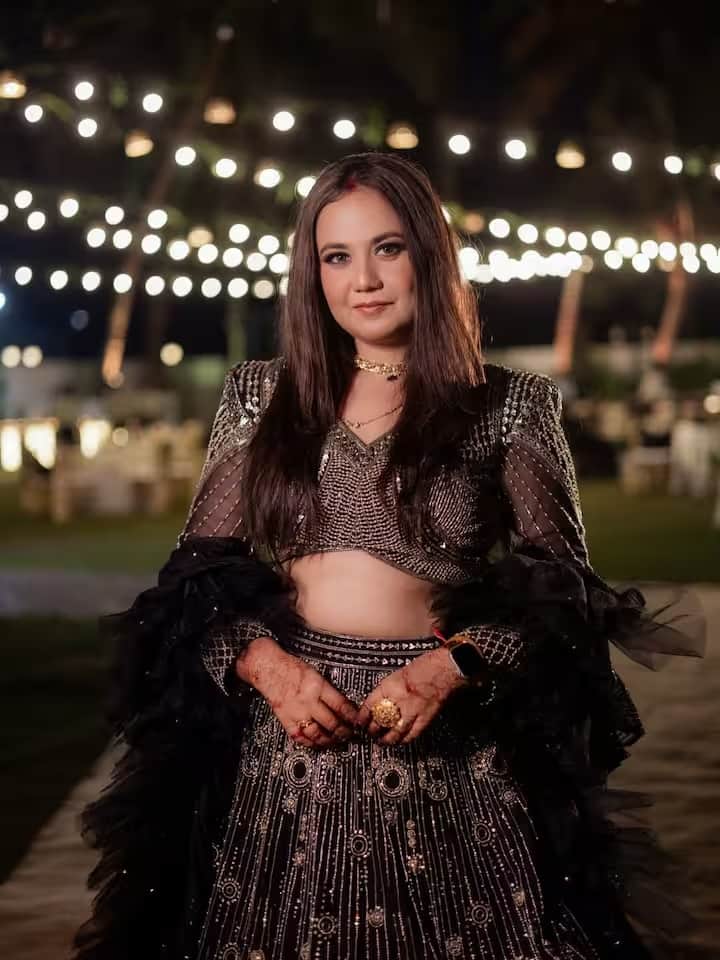 शादी के बाद के रिसेप्शन में, रूपल ने अपने स्टाइलिश अंदाज का प्रदर्शन किया, जिसने सोशल मीडिया पर हलचल मचा दी।