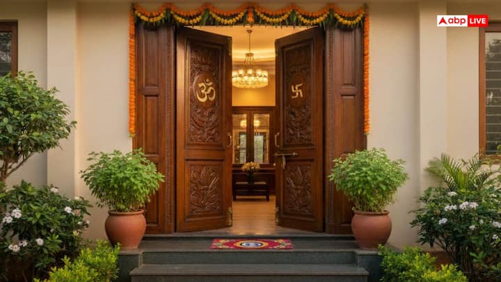 वस्तुशास्त्र के अनुसार घर के मुख्य द्वार को ठीक कर रखा जाए तो इससे ना सिर्फ घर में सकारात्मक ऊर्जा का संचार बढ़ता है, बल्कि घर में खुशहाली और सुख-समृद्धि भी आती है. साथ ही नकारात्मक ऊर्जा को घर में प्रवेश करने से रोकती है.