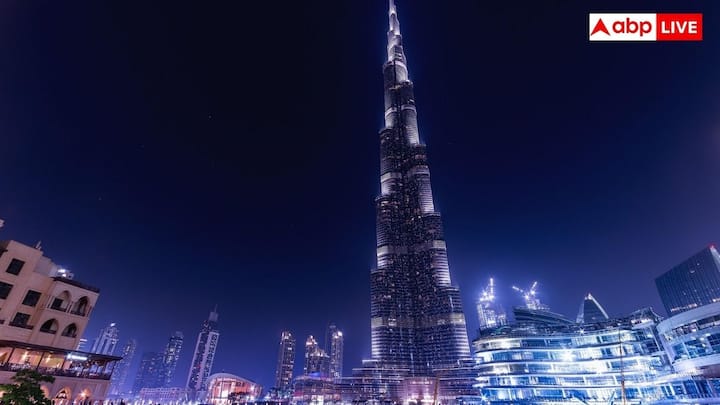 एक बार बिजली गिरने के बाद भारी इलेक्ट्रिक करंट को तुरंत टावर में बने खास कंडक्टिव रास्ते से गाइड किया जाता है. यह रास्ते एनर्जी को स्टील और कंक्रीट के स्ट्रक्चर से सुरक्षित रूप से नीचे ले जाते हैं. इसके बाद यह ग्राउंडिंग सिस्टम के जरिए इसे जमीन में गहराई में छोड़ देते हैं.