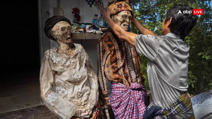 इंडोनेशिया में तोराजा लोग साल में एक बार परिवार में मरे हुए सदस्यों के शवों को खोदकर बाहर निकालते हैं, उन्हें अच्छे कपड़े पहनाते हैं और उन्हें सम्मान देने के लिए गांव में घूमते हैं.