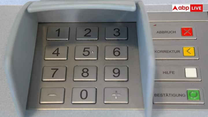 ज्यादातर एटीएम में तीन से चार कैश कैसेट होते हैं. इन्हें कैश बॉक्स भी कहा जाता है. हर बॉक्स में मशीन मॉडल और नोट की कंडीशन के आधार पर लगभग 2200 से 2500 नई करेंसी नोट रखे जा सकते हैं. इसका मतलब है कि एक एटीएम में एक बार में फिजिकल लगभग 8000 से 10000 नोट रखे जा सकते हैं.