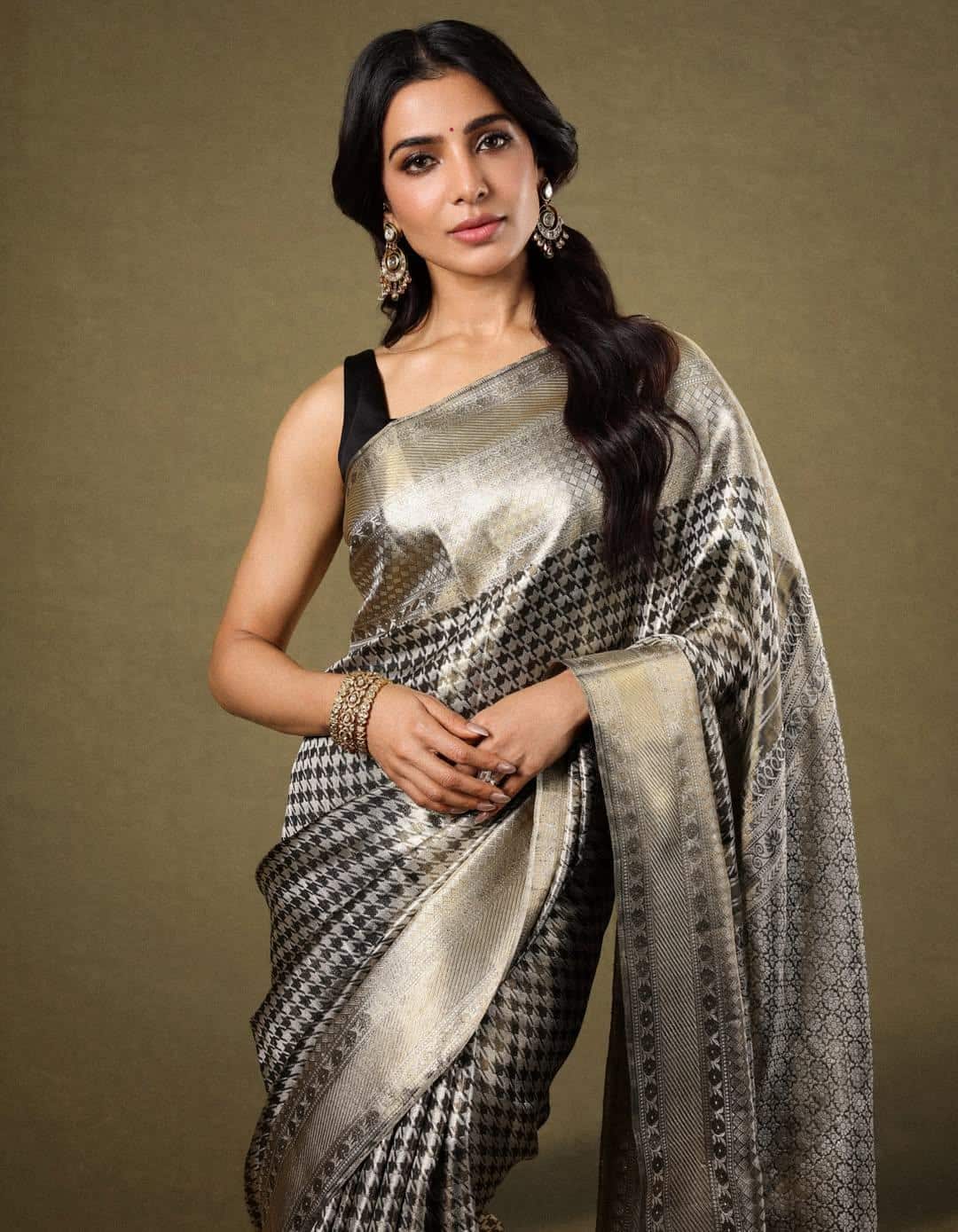 Video: निधि अग्रवाल की तरह भीड़ में फंसीं सामंथा प्रभु, बेकाबू हुए फैंस ने खींचा साड़ी का पल्लू