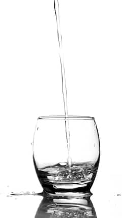 330 மில்லி தண்ணீர் பாட்டில் விலை இவ்வளவா.!! எந்த நாட்டில் அதிக விலை தெரியுமா.?