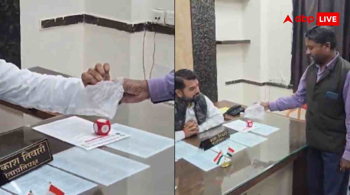 मच्छर के घर पर बुलडोजर चलाओ... डेंगू मच्छर की लाश लेकर नगर निगम पहुंचा शख्स, वीडियो देख यूजर्स ने कर दी ये डिमांड