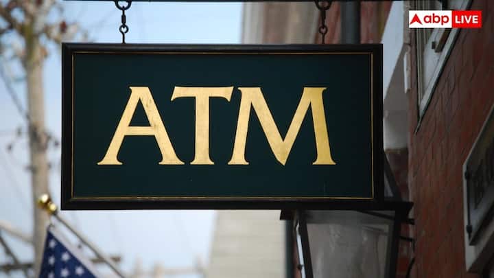 अगर हर कैसेट में सिर्फ ₹500 के नोट लोड किए जाएं तो एक एटीएम के अंदर कुल कैश 40 से 50 लाख रुपए तक का हो सकता है. असलियत में बैंक शायद ही कभी ऐसा करते हैं क्योंकि कस्टमर की जरूरत को पूरा करने के लिए एटीएम को अलग-अलग डिनॉमिनेशन देने होते हैं.