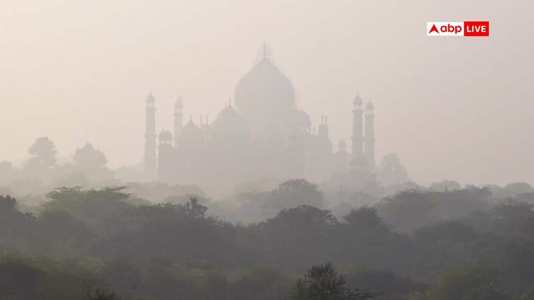up weather update Agra taj mahal is not visible due to dense fog Tourists Asking Where is Taj यूपी में घने कोहरे में गायब हुआ ताजमहल, वाह ताज की जगह पर्यटक बोलने लगे कहां है ताज