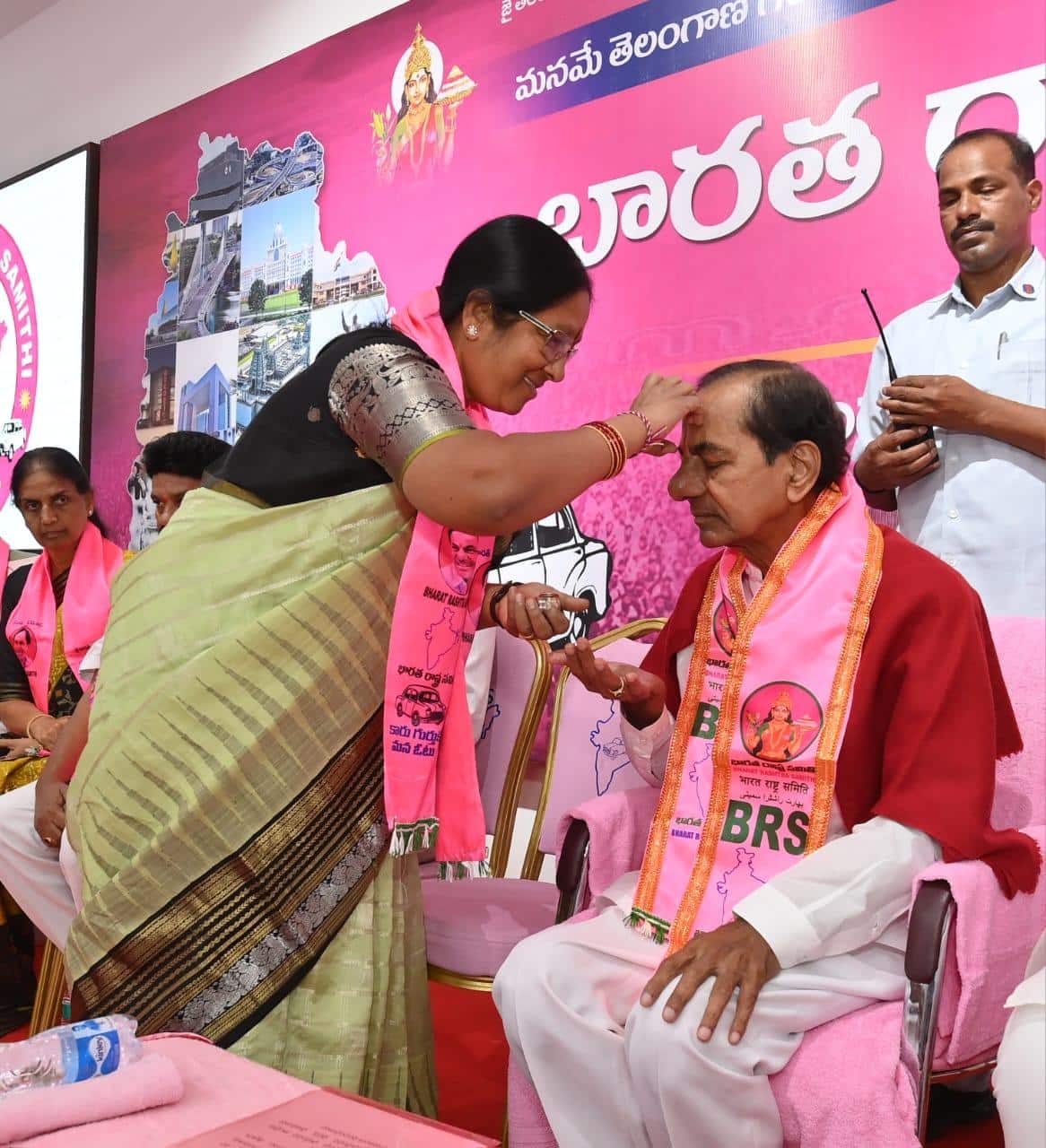KCR At Telangana Bhavan: కాంగ్రెస్‌కు ప్రజలు బుద్ధి చెప్పారు.. పంచాయతీ ఎన్నికల ఫలితాలపై కేసీఆర్ ఆసక్తికర వ్యాఖ్యలు
