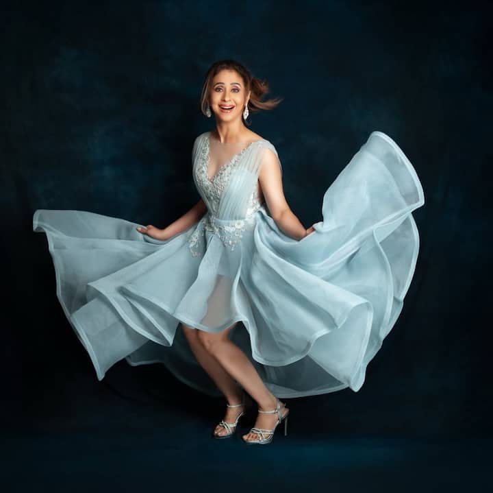 उर्मिला की यह बात साफ कर देती है कि वह हमेशा बॉलीवुड का हिस्सा रही हैं और अब भी अपने कमबैक के लिए तैयार हैं. उनके फैंस के लिए यह एक खुशखबरी है कि जल्द ही उनकी डायनामिक प्रेजेंस फिर से बड़े स्क्रीन पर देखने को मिलेगी.