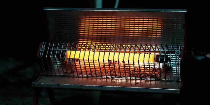 BIS के मुताबिक, रूम हीटर खरीदते समय सबसे पहले ISI सर्टिफिकेशन जरूर जांचना चाहिए. ISI मार्क यह साबित करता है कि हीटर को बिजली और मैकेनिकल सुरक्षा से जुड़े कई जरूरी टेस्ट से गुजारा गया है. इन टेस्ट का मकसद यह सुनिश्चित करना होता है कि हीटर इस्तेमाल के दौरान करंट या आग जैसे खतरों को न्यूनतम स्तर पर रखे. बिना ISI मार्क वाले हीटर देखने में सस्ते जरूर लग सकते हैं लेकिन वे आपकी सुरक्षा के लिए बड़ा जोखिम बन सकते हैं.