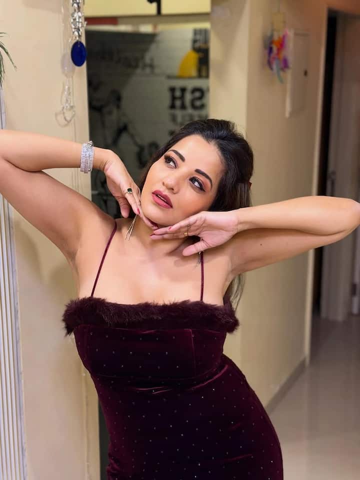  इन तस्वीरों में मोनालिसा बॉडीकॉन ड्रेस में इस तरह पोज दे रही हैं कि देखने वाले भी दंग रह गए हैं। मोनालिसा की ये लेटेस्ट तस्वीरें तेजी से वायरल हो रही हैं।