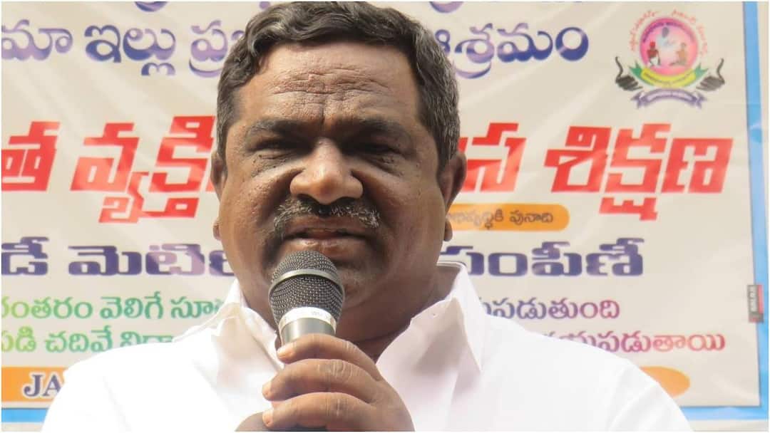 Gade Innaiah Arrest: గాదె ఇన్నయ్య అరెస్ట్.. జనగామలో అదుపులోకి తీసుకున్న NIA అధికారులు Former Maoist Gade Innaiah Arrest NIA files case against Gade Innaiah Gade Innaiah Arrest: గాదె ఇన్నయ్య అరెస్ట్.. జనగామలో అదుపులోకి తీసుకున్న NIA అధికారులు