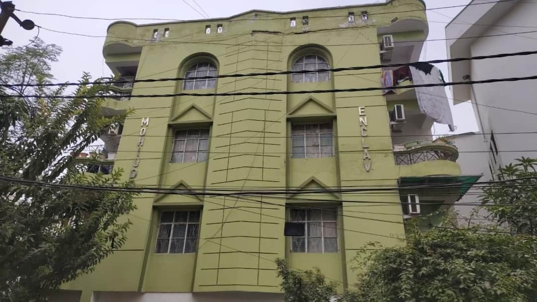 Bihar CM Nitish Kumar Hijab controversy Dr Nusrat parveen house Apartment guard Shambhu Kumar Reaction Patna ANN हिजाब विवाद के बाद चर्चा में आईं डॉ नुसरत परवीन कहां हैं? फ्लैट पर लगा ताला, गार्ड ने क्या बताया?