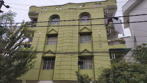 हिजाब विवाद के बाद चर्चा में आईं डॉ नुसरत परवीन कहां हैं? फ्लैट पर लगा ताला, गार्ड ने क्या बताया?