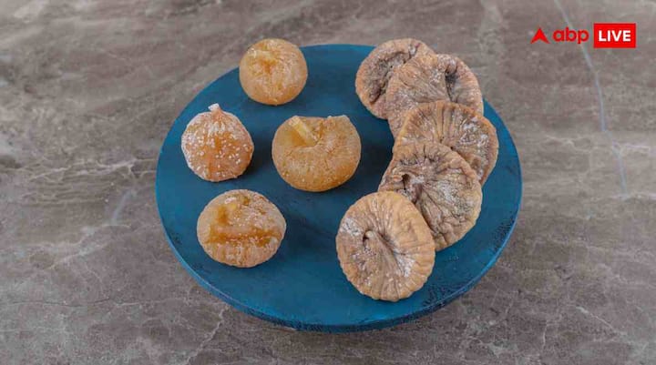 अंजीर खाने से ब्लड प्रेशर को कंट्रोल करने में मदद मिलती है. यह दिल को भी स्वस्थ रखने में कारगर है. अंजीर में मौजूद पोषक तत्व हार्ट को मजबूत बनाए रखते हैं और हार्ट से जुड़ी समस्याओं को कम करने में मदद करते हैं.