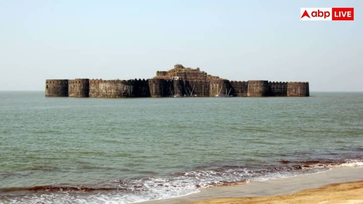 अरब सागर में एक चट्टान पर बना मुरुद जंजीरा किला चारों तरफ से पानी से घिरा है. ब्रिटिश, पुर्तगाली, डच और मराठों ने इसे जीतने की कोशिश की लेकिन नाकाम रहे. खास बात यह है कि यह किला 1947 में भारत की आजादी तक आजाद ही रहा.