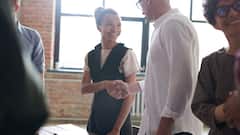 कब से शुरू हुई हाथ मिलाने की परंपरा, जब हैंड-शेक नहीं करते थे तब कैसे मिलते थे दो लोग?