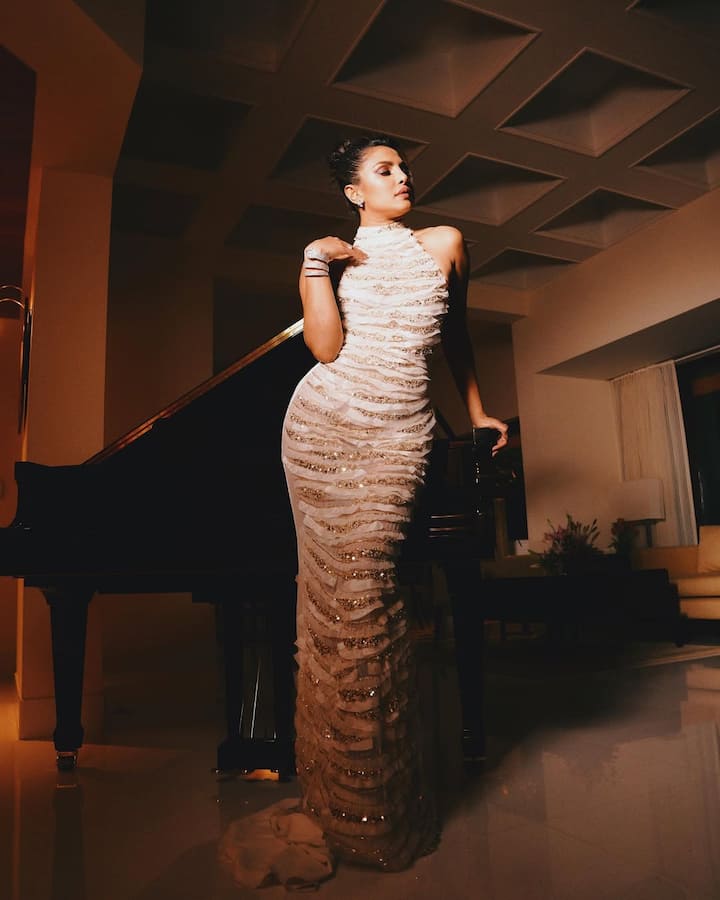 एक्ट्रेस के इस लुक की बात करें तो उन्होंने व्हाइट कलर की बॉडीकॉन ड्रेस पहनी है. उन्होंने बन बनाकर इस लुक को और भी मॉडर्न बनाया है. न्यू ईयर पार्टी के लिए उनका ये लुक एकदम परफेक्ट चॉइस होगा.