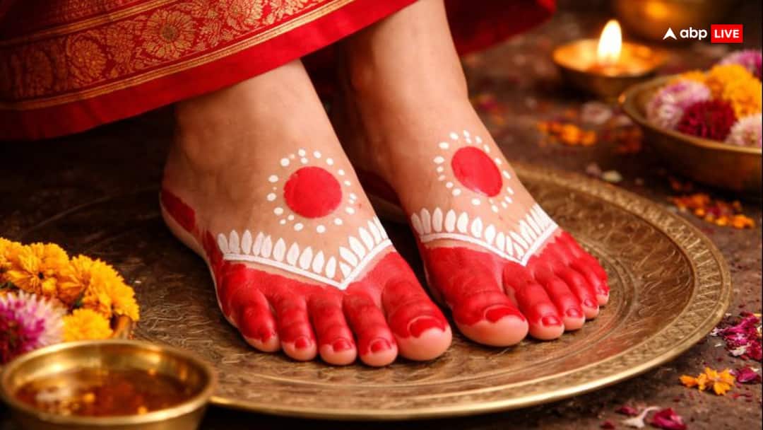 why unmarried girls join their heels when applying alta know history and advantages Alta: अविवाहित लड़कियां अलता लगाते समय एड़ियां क्यों नहीं जोड़ती? जानिए महावर का रहस्य!