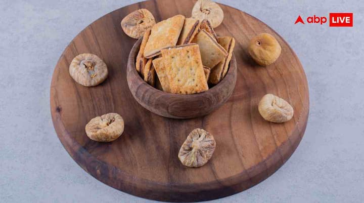 सर्दियों में बीमारियों का खतरा बढ़ जाता है. ऐसे में इम्यून सिस्टम मजबूत रखना बहुत जरूरी है. अंजीर खाने से शरीर की इम्यूनिटी बढ़ती है, जिससे आप जुकाम, खांसी और अन्य संक्रमणों से दूर रहते हैं.