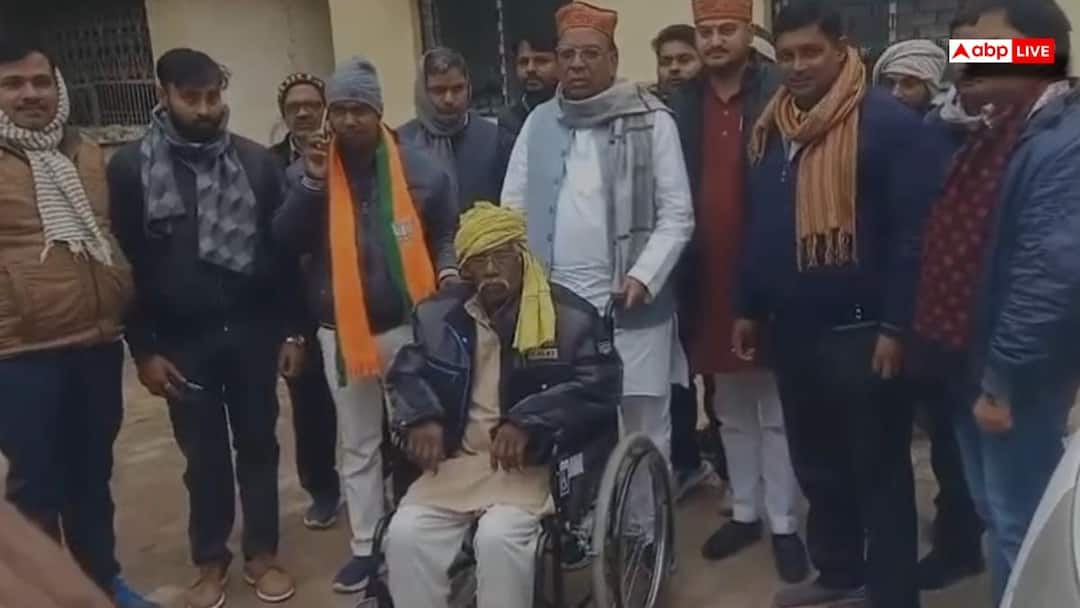 Sultanpur wheelchair distribution controversy healthy man video viral mla sitaram verma ann फोटो खिंचवाते ही व्हीलचेयर से उठ गए दिव्यांग! सुल्तानपुर में बीजेपी नेताओं की 'हरकत' से उठे सवाल