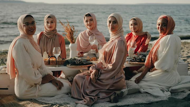 बिहार में नियुक्ति पत्र वितरण के दौरान एक महिला डॉक्टर के हिजाब को लेकर उठे विवाद ने पूरे देश में चर्चा छेड़ दी है. इस पर राजनीतिक प्रतिक्रियाओं के साथ-साथ साहित्यिक और सामाजिक हस्तियों की टिप्पणियां भी सामने आईं.