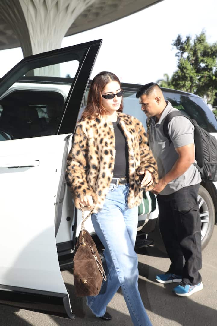 आज सुबह अनन्या पांडे को मुंबई एयरपोर्ट पर स्पॉट किया गया.