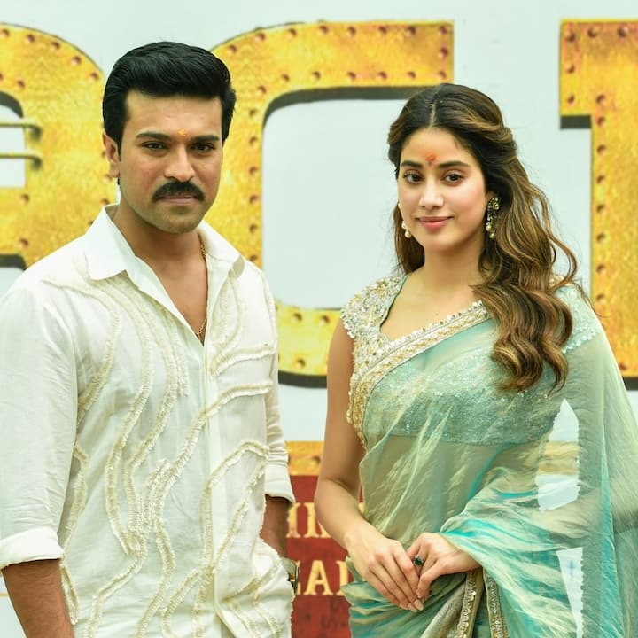 राम चरण की अपकमिंग फिल्म 'पेड्डी' में बॉलीवुड एक्ट्रेस जाह्नवी कपूर लीड रोल में नजर आएंगे. ये फिल्म 27 मार्च 2026 को थिएटर्स में रिलीज होगी.