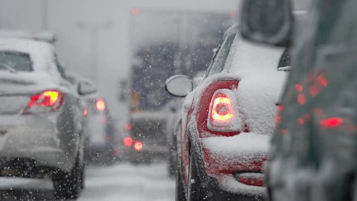 हमेशा कम स्पीड में चलें और लेन डिसिप्लिन का पालन करें. रॉन्ग साइड ड्राइविंग से पूरी तरह बचें. क्योंकि कम विजिबिलिटी में यह बेहद खतरनाक साबित हो सकती है. ठंड के मौसम में कार के शीशों पर धुंध जमना आम समस्या है. बाहर और अंदर के तापमान में फर्क होने से विंडशील्ड साफ दिखाई नहीं देती.