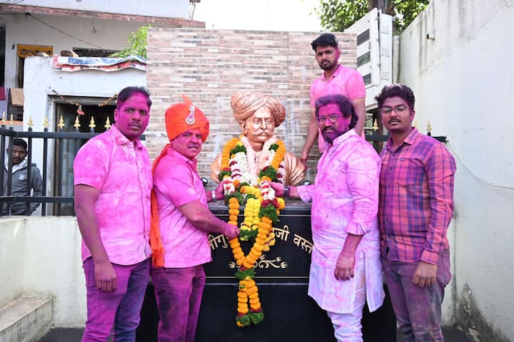 या निवडणुकीत अमोल मोहिते यांना ५७,५९६ मते, तर राष्ट्रवादी काँग्रेसच्या (शरद पवार गट) उमेदवार श्रीमती सुवर्णादेवी पाटील यांना १५,५५६ मते मिळाली आहेत. हा फरक इतका मोठा आहे की, तो विधानसभा निवडणुकीतील एखाद्या आमदाराच्या मतांची बराबरी करेल, अशी चर्चा शहरात सुरू आहे.