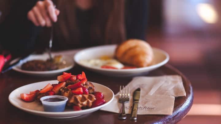 एक तय दिनचर्या दिमाग को स्थिरता और सुरक्षा का एहसास देती है. रोज एक ही समय पर सोना-जागना, खाने का समय तय करना और दिन की प्लानिंग करना मानसिक स्पष्टता को बेहतर बनाता है. खासतौर पर चिंता, तनाव या लो-मूड के दौरान एक रूटीन दिमाग को संभालने में मदद करता है और बिना सोचे-समझे फैसले लेने की जरूरत कम करता है.