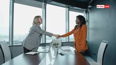 कब से शुरू हुई हाथ मिलाने की परंपरा, जब हैंड-शेक नहीं करते थे तब कैसे मिलते थे दो लोग?